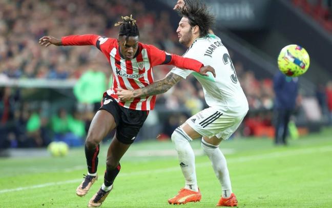 Nico Williams trata de superar a Juan Cruz en el reciente partido de liga entre Athletic y Osasuna, que acab&oacute; con empate a cero.