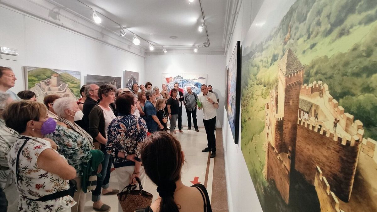 Juantxo Agirre explicando los detalles de la exposición ante la atenta mirada de los visitantes.