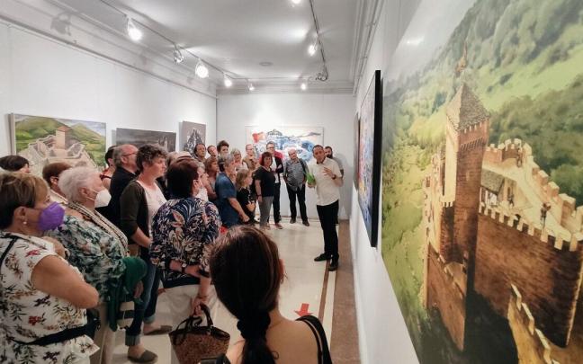 Juantxo Agirre explicando los detalles de la exposición ante la atenta mirada de los visitantes.