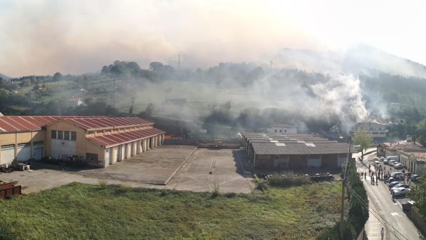 Declarado un incendio de grandes dimensiones en Balmaseda