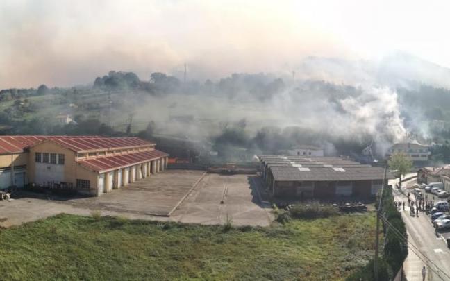 Declarado un incendio de grandes dimensiones en Balmaseda
