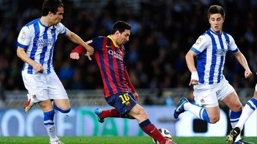 Jon Gaztañaga, en un partido de la REal junto a Messi y Mikel González