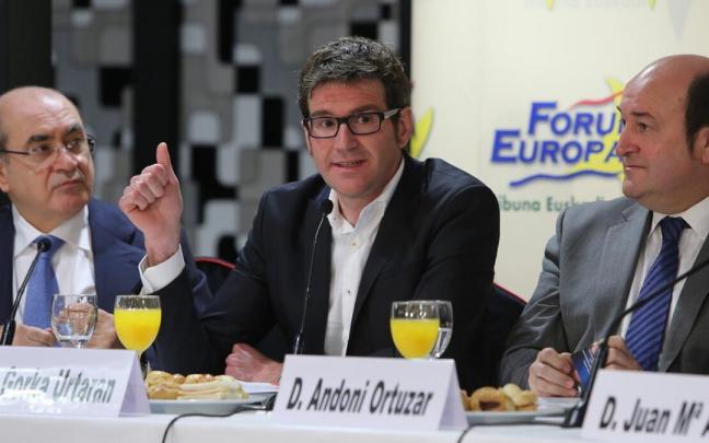 Urtaran, con Ortuzar a su lado