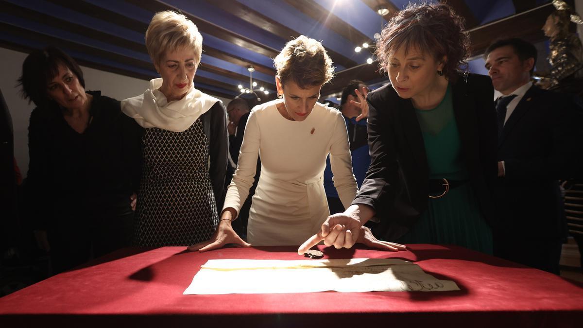 Chivite, Esnaola y González observan el documento original por el que el rey Carlos III instituye el título de Príncipe de Viana.