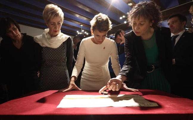 Chivite, Esnaola y González observan el documento original por el que el rey Carlos III instituye el título de Príncipe de Viana.