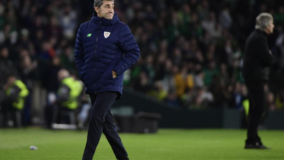 Ernesto Valverde, en la banda durante el encuentro contra el Betis en el Benito Villamarín.