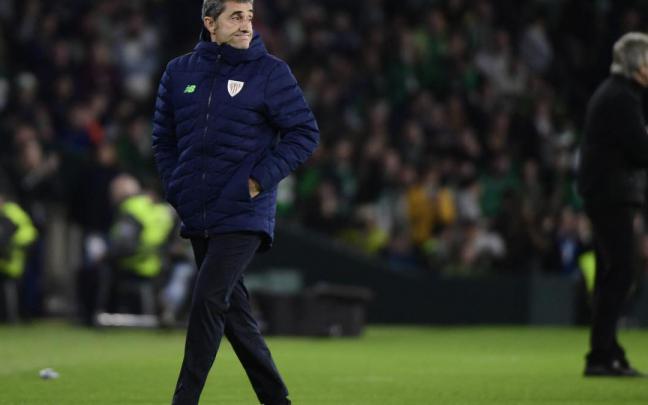 Ernesto Valverde, en la banda durante el encuentro contra el Betis en el Benito Villamarín.