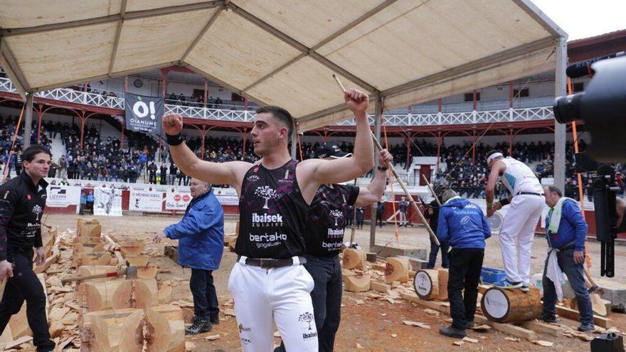 Iker Vicente celebra su victoria en la apuesta que mantuvo ante Larrañaga.