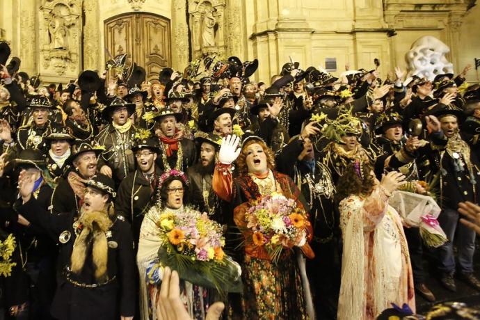 Primitiva Comparsa de Caldereros cantando en el atrio de Santa María.