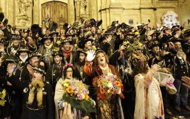 Primitiva Comparsa de Caldereros cantando en el atrio de Santa María. Primitiva Comparsa de Caldereros cantando en el atrio de Santa María.