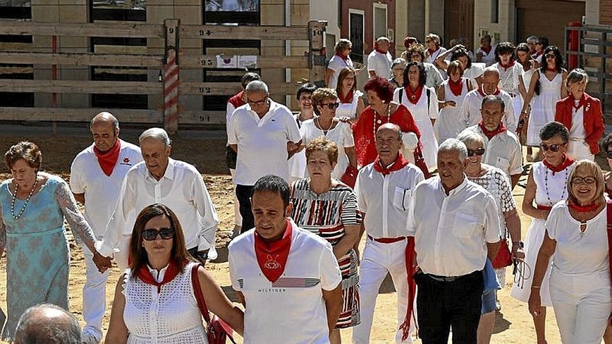 Los vecinos de Cárcar, durante la procesión del día grande.