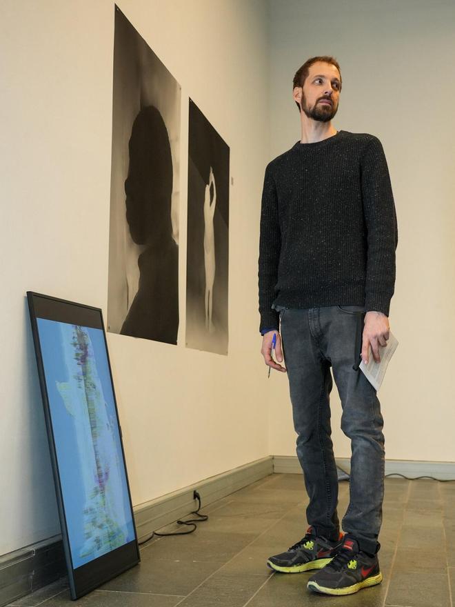 Erik Estany Tigerström junto a una de sus piezas