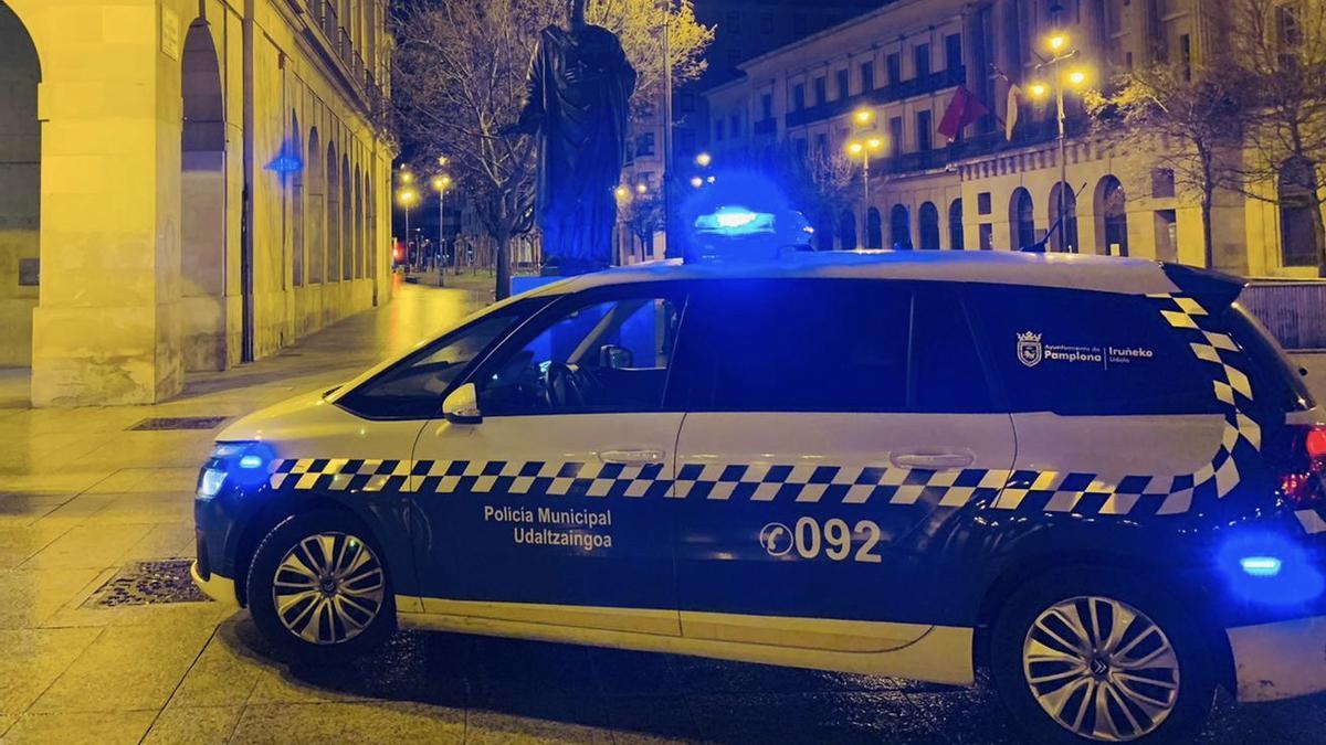 Un furgón de la Policía Municipal en el centro de Pamplona.