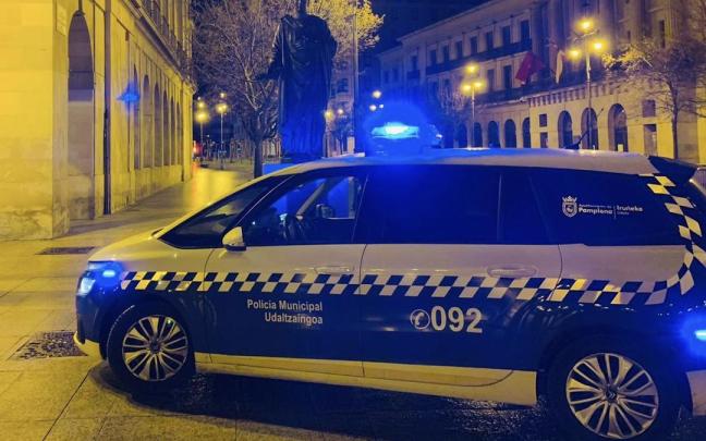 Un furgón de la Policía Municipal en el centro de Pamplona.