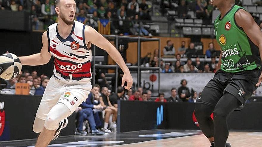 Heidegger bota ante la presencia de Andrés Feliz. | FOTO: ACB / PHOTO