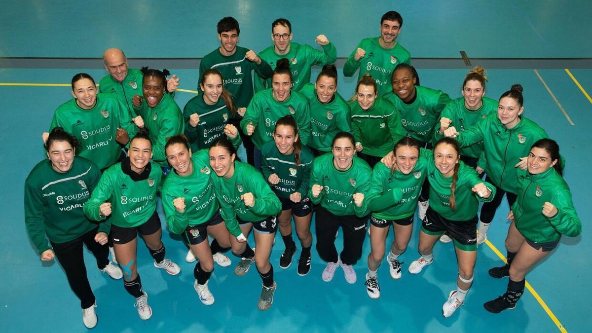 Las jugadoras y el cuerpo técnico del Gurpea Beti Onak, con ganas de hacer un buen papel en la Copa de la Reina.