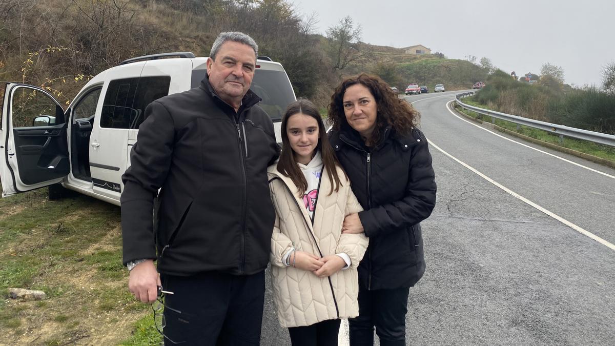 Irune Arguiñano, con su abuelo Patxi y su madre Maider.