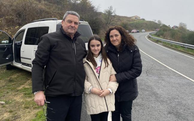Irune Arguiñano, con su abuelo Patxi y su madre Maider.