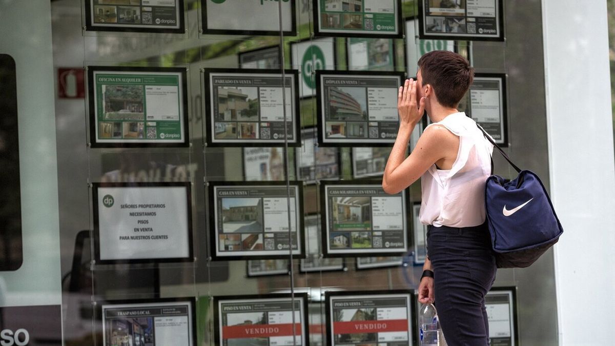 Una mujer mira pisos en una inmobiliaria de Pamplona.