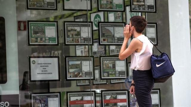 Una mujer mira pisos en una inmobiliaria de Pamplona. Una mujer mira pisos en una inmobiliaria de Pamplona.