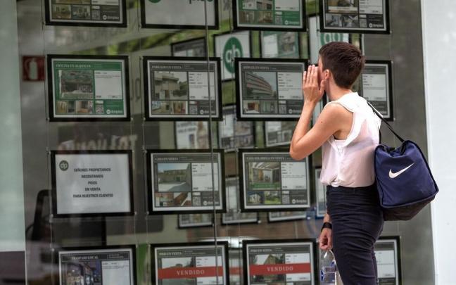 Una mujer mira pisos en una inmobiliaria de Pamplona. Una mujer mira pisos en una inmobiliaria de Pamplona.