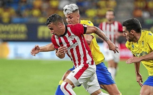Alex Berenguer supera a Ivan Alejo en carrera en un lance del Cádiz-Athletic en el Nuevo Mirandilla .