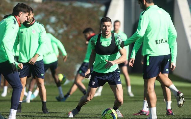 Los jugadores del Athletic se ejercitan en Lezama.