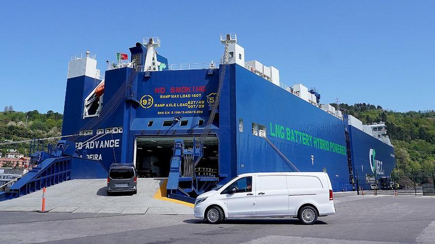 Barco de automóviles en el puerto de Pasaia