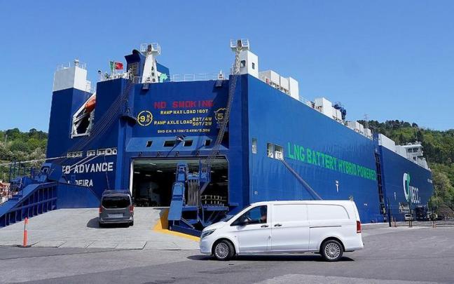 Barco de automóviles en el puerto de Pasaia