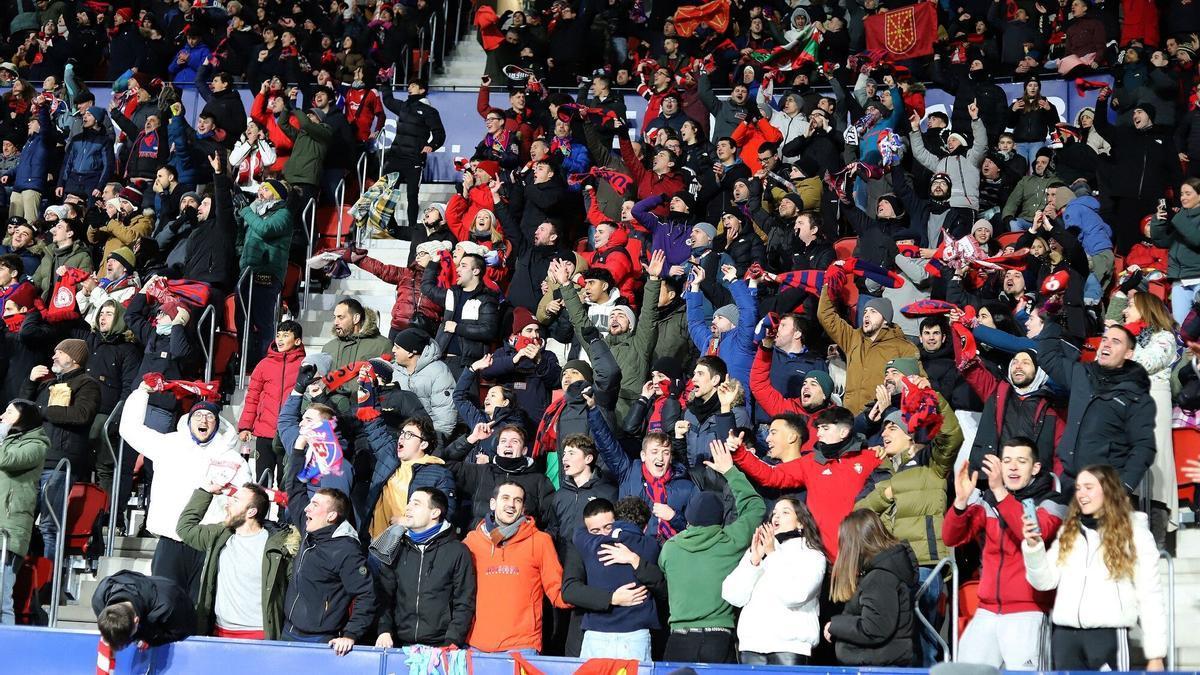 Aficionados de Osasuna en el partido ante el Sevilla.