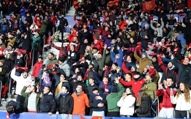 Aficionados de Osasuna en el partido ante el Sevilla.