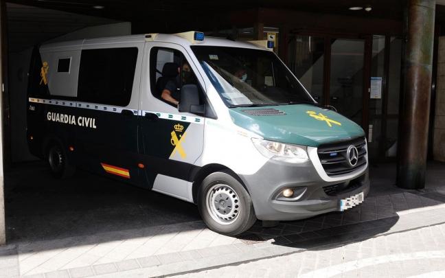 Efectivos de la Guardia Civil trasladando al detenido a prisi&oacute;n.