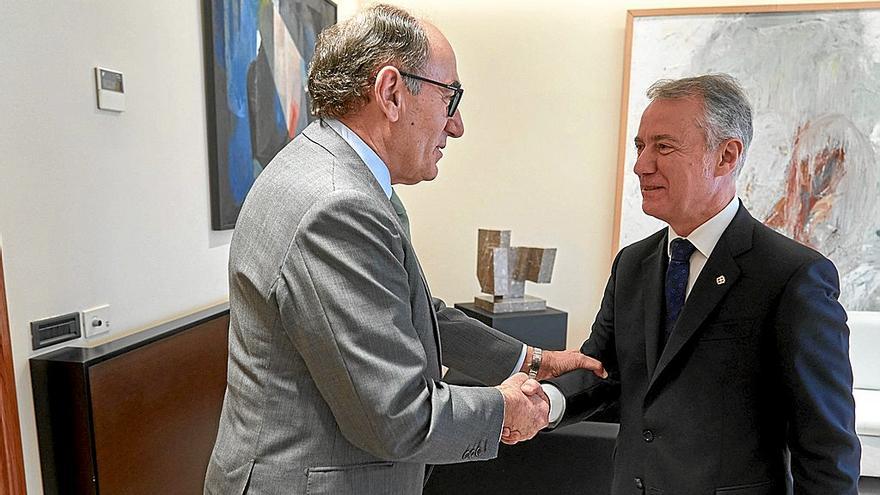 El presidente de Iberdrola, Ignacio Sánchez Galán, saluda al lehendakari Iñigo Urkullu, ayer en Gasteiz. | FOTO: EFE