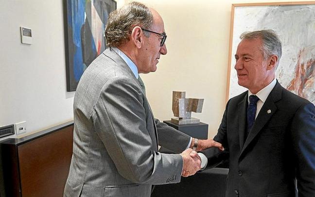 El presidente de Iberdrola, Ignacio Sánchez Galán, saluda al lehendakari Iñigo Urkullu, ayer en Gasteiz. | FOTO: EFE