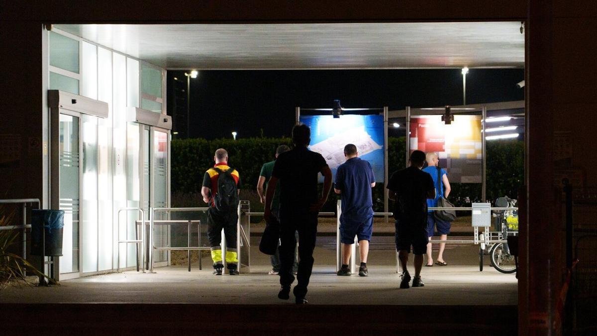 Trabajadores entrando a la fábrica en el turno de noche
