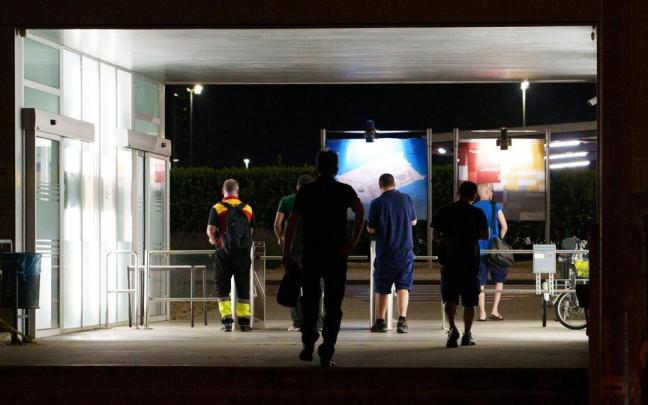 Trabajadores entrando a la fábrica en el turno de noche
