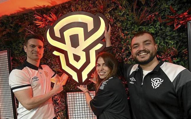 Bisons taldeko Aritz Gonzalez, Ane Miren Castillo eta Pablo Marhoder Menendez. | ARGAZKIA: JOSE MARI MARTINEZ