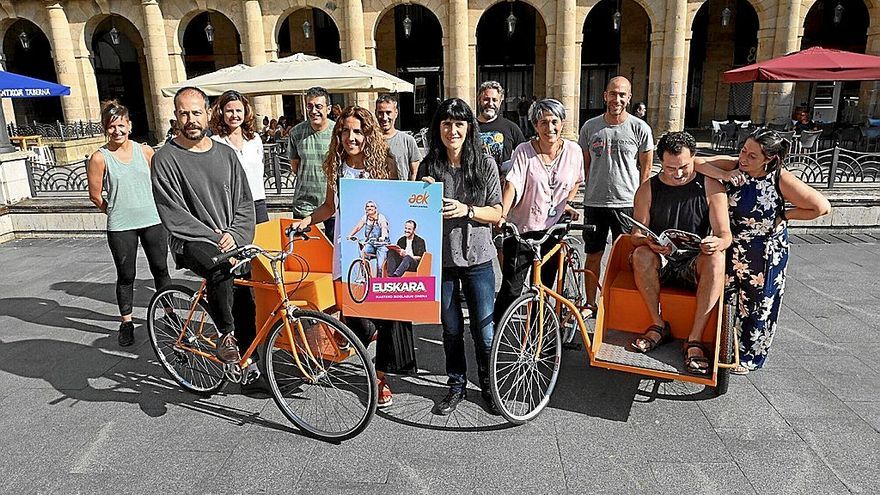 Presentación del nuevo curso 2022/2023 de AEK celebrada en la Plaza Nueva de Bilbao. | FOTO: OSKAR GONZÁLEZ.