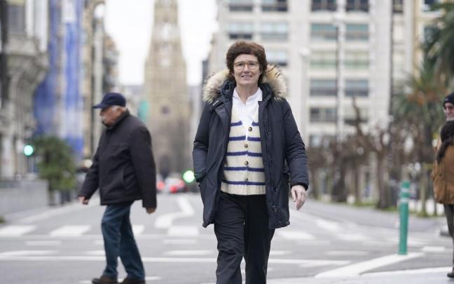 La concejala de Urbanismo, Nekane Arzallus, pasea junto al Ayuntamiento de Donostia