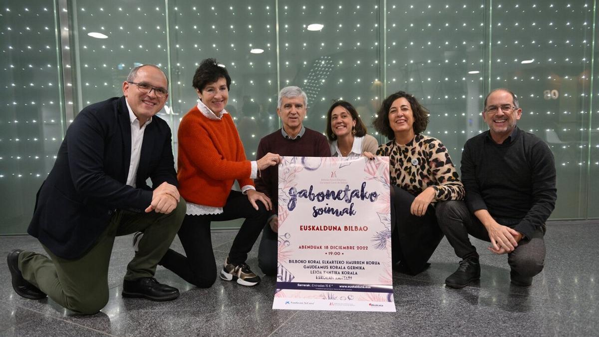 La diputada Lorea Bilbao, junto con Ana Garibi, de CaixaBank y las y los directores de las corales.