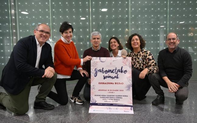 La diputada Lorea Bilbao, junto con Ana Garibi, de CaixaBank y las y los directores de las corales. La diputada Lorea Bilbao, junto con Ana Garibi, de CaixaBank y las y los directores de las corales.