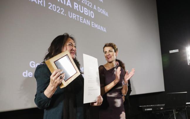 Puy Oria recibe el premio ‘Francisco de Javier’.