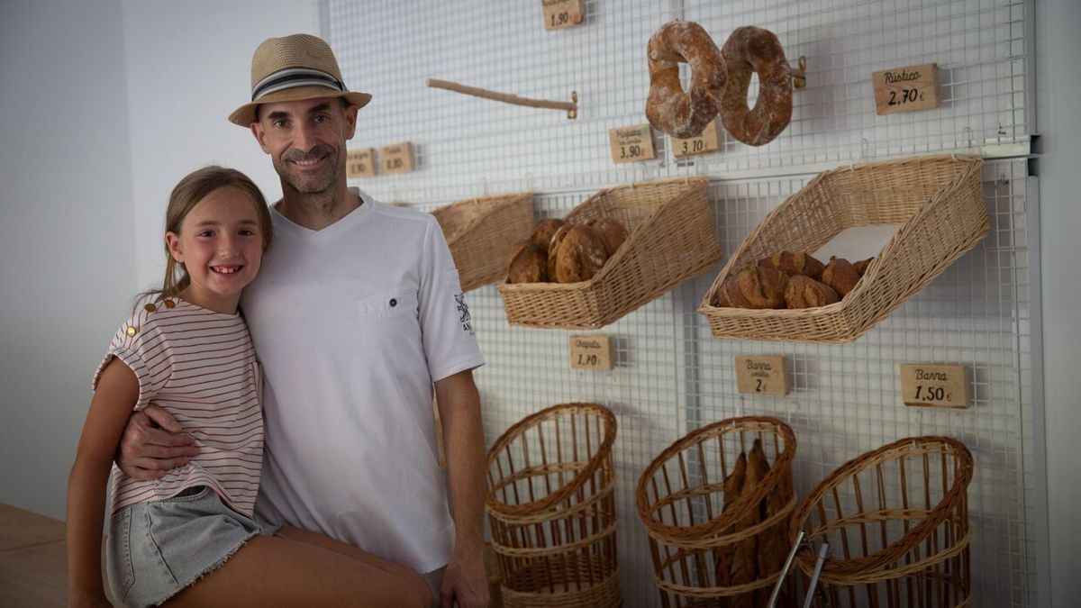 Iker y su hija Ana, en el interior de la panadería Anik.