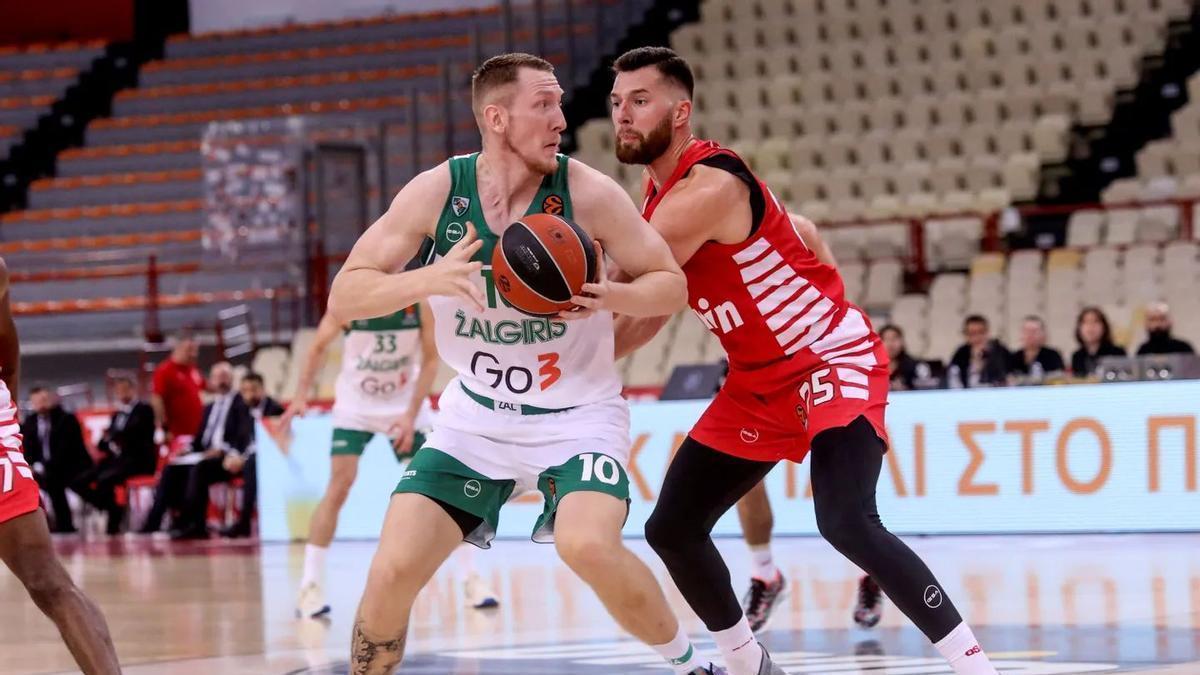 Rolands Smits trata de superar la defensa del exbaskonista Peters, durante el duelo entre el Olympiacos y Zalgiris