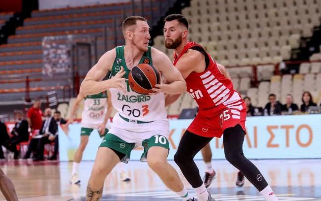 Rolands Smits trata de superar la defensa del exbaskonista Peters, durante el duelo entre el Olympiacos y Zalgiris