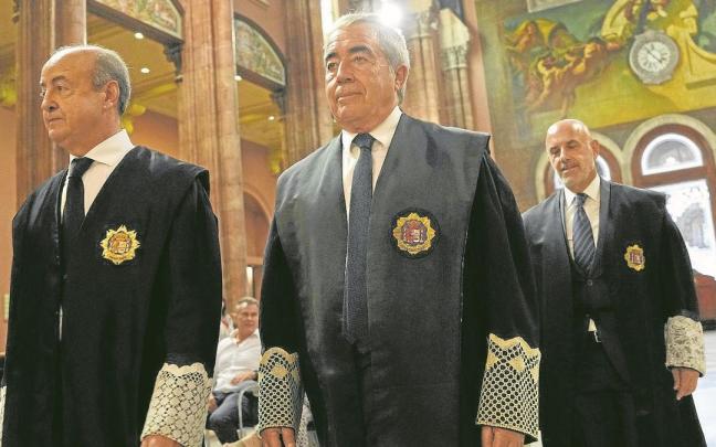 Jesús María Barrientos (izquierda), presidente del TSJC, se mostró ayer muy crítico con el CGPJ. Jesús María Barrientos (izquierda), presidente del TSJC, se mostró ayer muy crítico con el CGPJ.