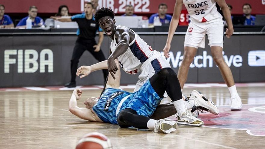 Cissoko cometi&oacute; una falta ofensiva sobre Skorjank que termin&oacute; cost&aacute;ndole la eliminaci&oacute;n a Francia
