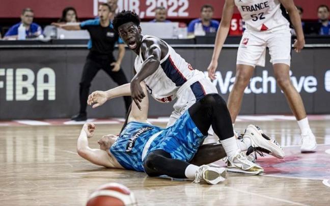 Cissoko cometi&oacute; una falta ofensiva sobre Skorjank que termin&oacute; cost&aacute;ndole la eliminaci&oacute;n a Francia
