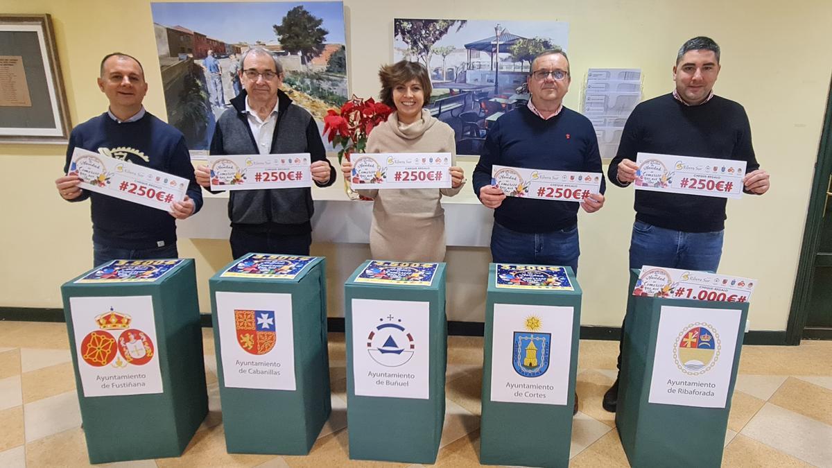 Los cinco alcaldesa y la alcaldesa con los cheques de los ganadores