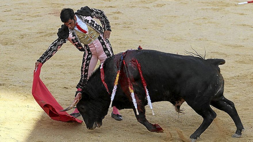 El pamplonés Francisco Javier Expósito torea con empaque y en redondo al cuarto novillo de la tarde, ‘Rezador’. | FOTO: MANUEL SAGÜÉS